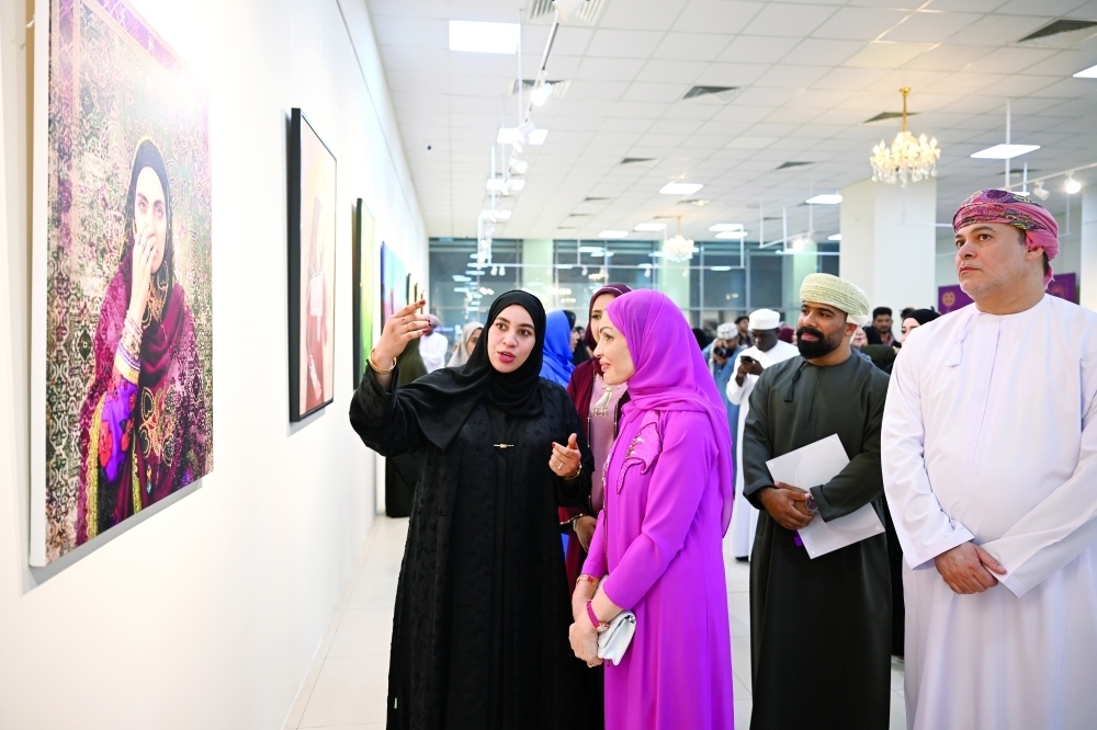 ثلاثة فنون بصرية تعيد قراءة الأزياء العُمانية في معرض «بهاء 
