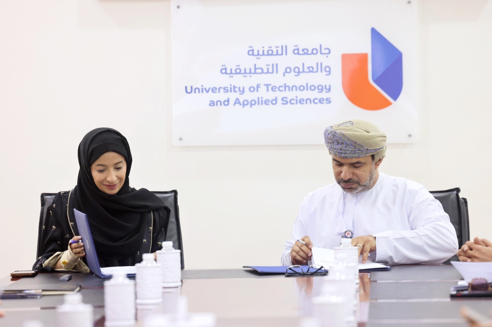 توقيع برنامج تعاون بين كلية التربية بالرستاق والخدمات الصحية