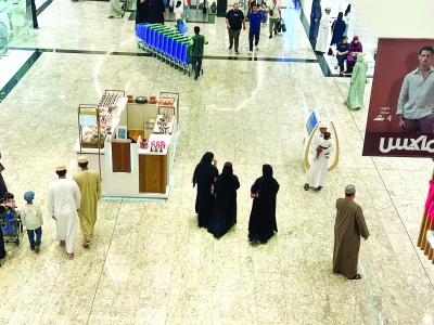 سلطنة عُمان – بين درجات الحرارة المرتفعة وحرق السعرات الحرارية، تجذب أروقة المولات ممارسي الرياضة