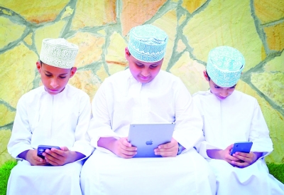 سلطنة عُمان – تربية الأطفال في بيئات آمنة.. ضرورة لبناء الشخصية ومواجهة عزلة العالم الرقمي