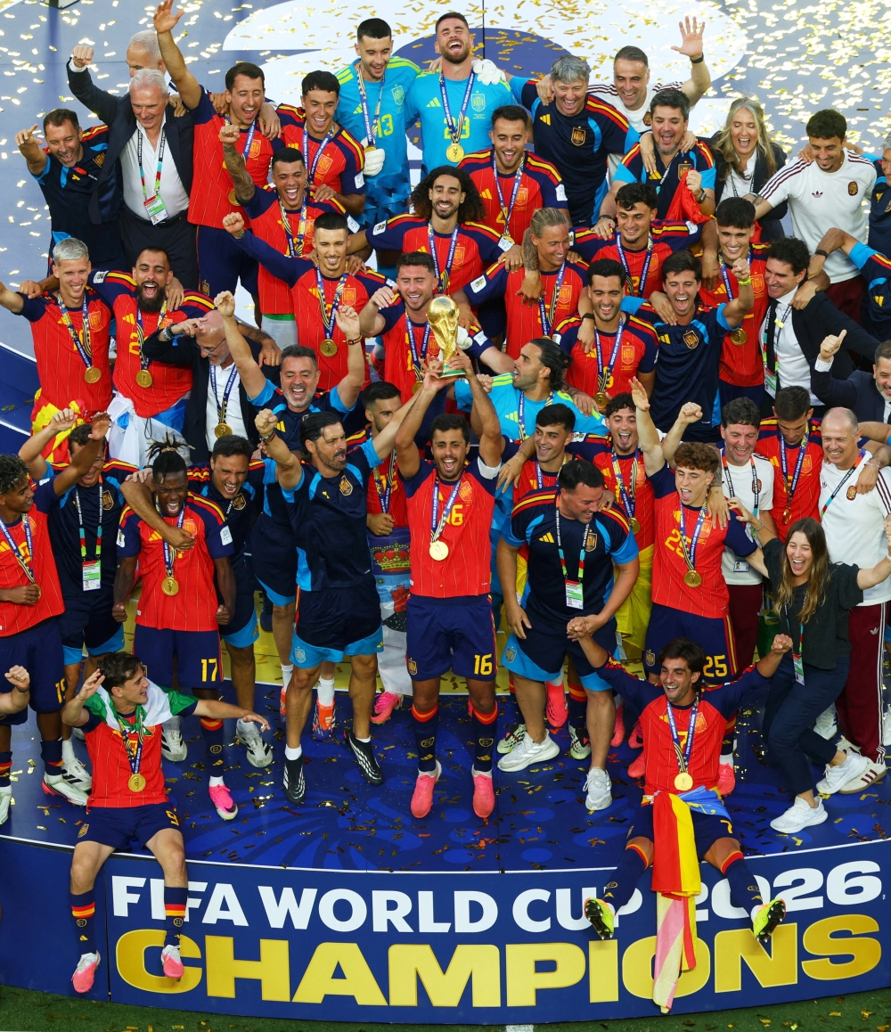 لاعبو إسبانيا يحتفلون بالتتويج بكأس العالم  «رويترز»