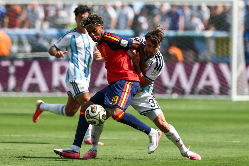 لامين يامال لاعب إسبانيا يحاول التخلص من رقابة مدافع الأرجنتين نيكولاس تاجليافيكو  «أ.ف.ب»