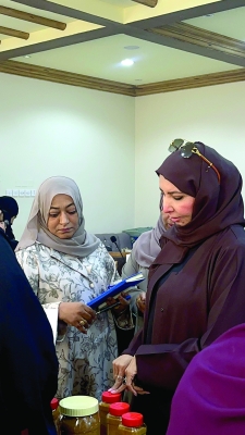سلطنة عُمان – تقييم مشاريع المرأة بالداخلية للمشاركة في معرض بمحافظة ظفار سلطنة عُمان – تقييم مشاريع المرأة بالداخلية للمشاركة في معرض بمحافظة ظفار