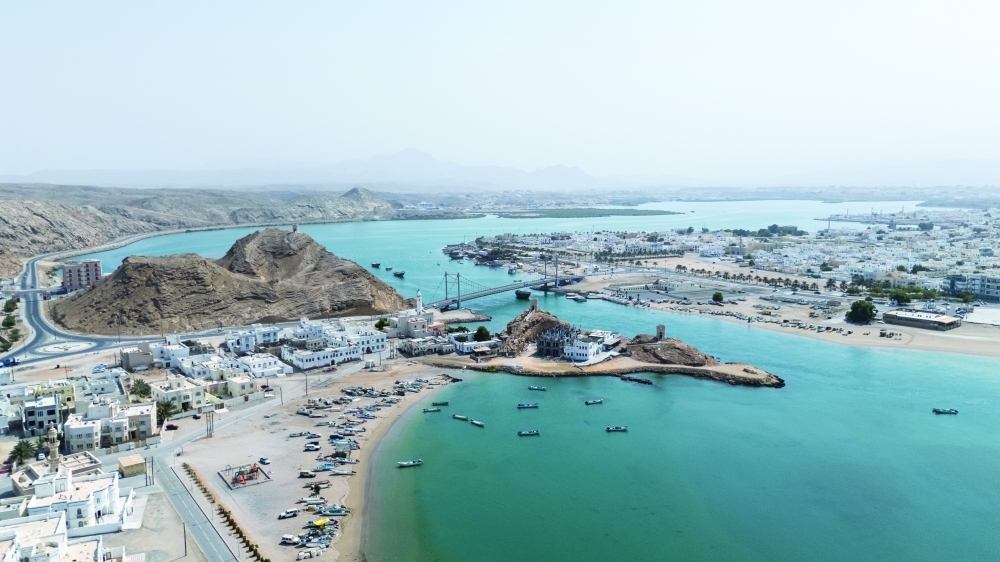 جسر خور البطح في ولاية صور همزة عبور على ضفتي البحر