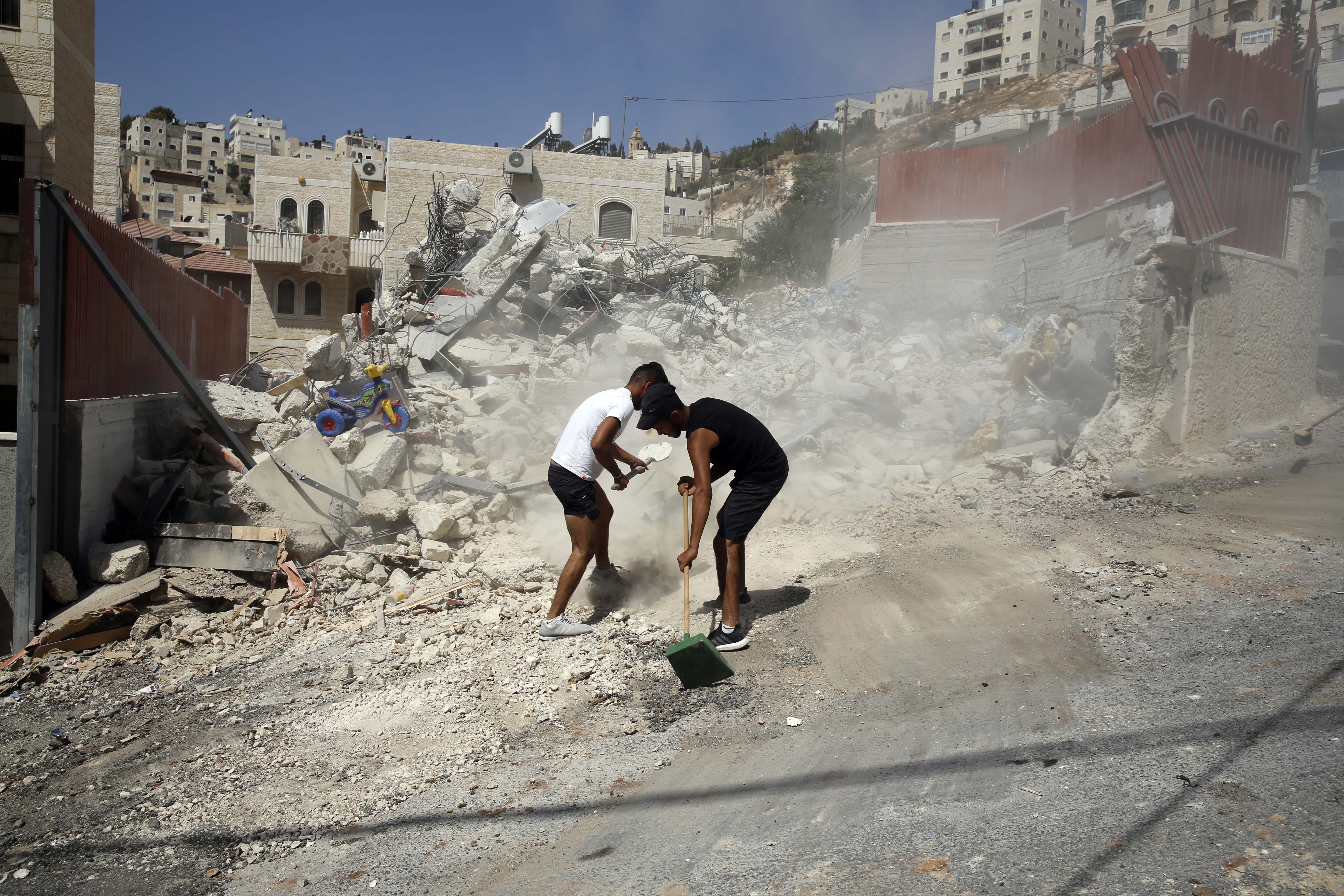إسرائيل تهدم مبنى سكني من طابقين في القدس الشرقية