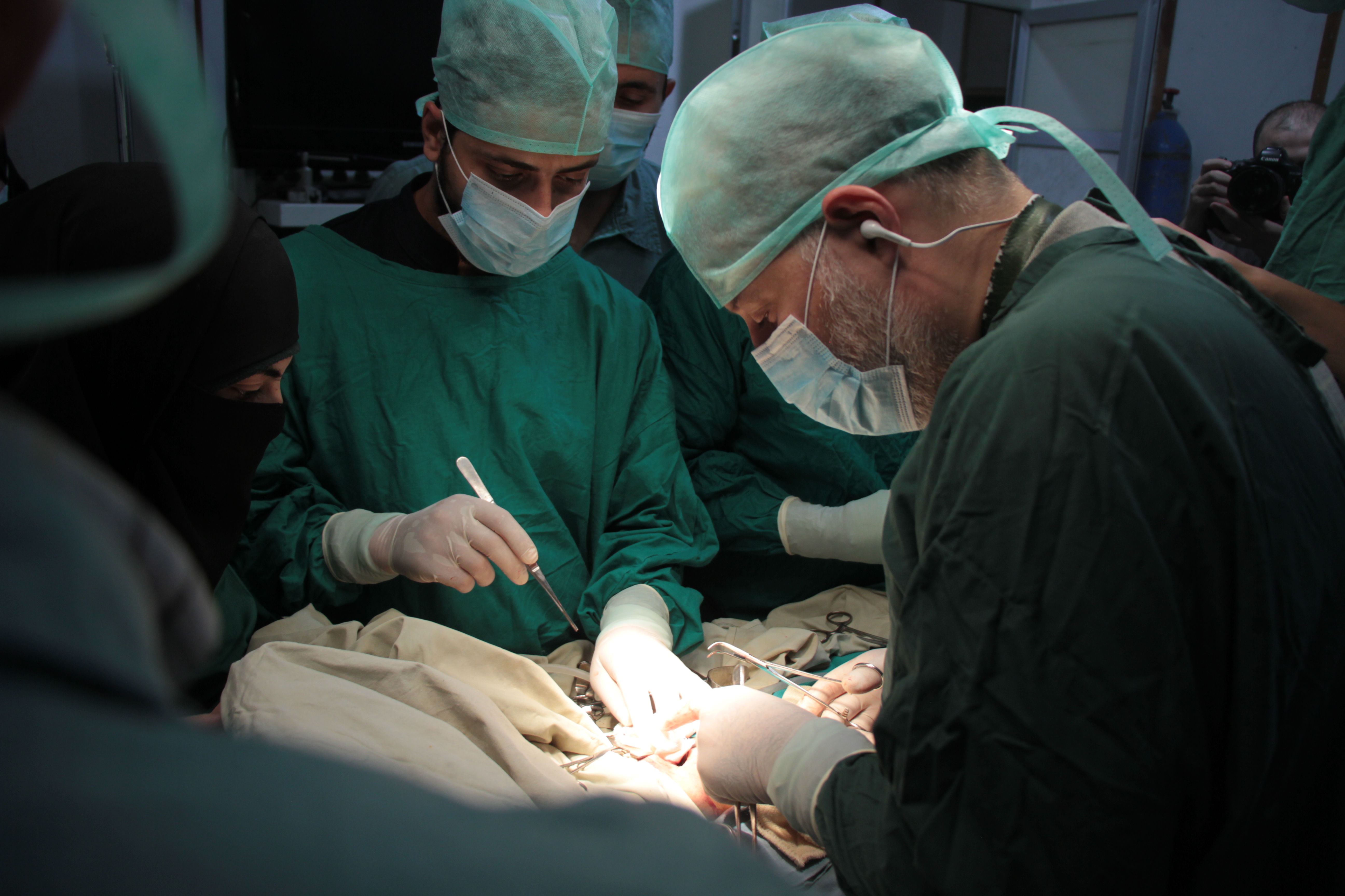 الغوطة الشرقية.. عملية جراحية تنقذ رضيعا سوريا والحصار يقتله