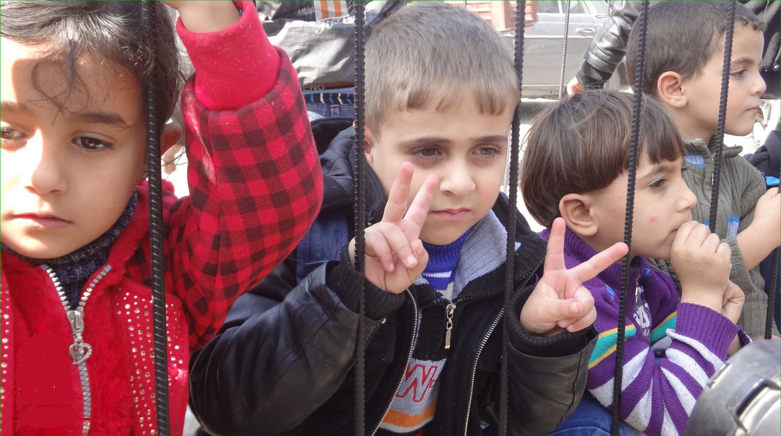 أطفال فلسطينيون يرفعون شعارات التحدي