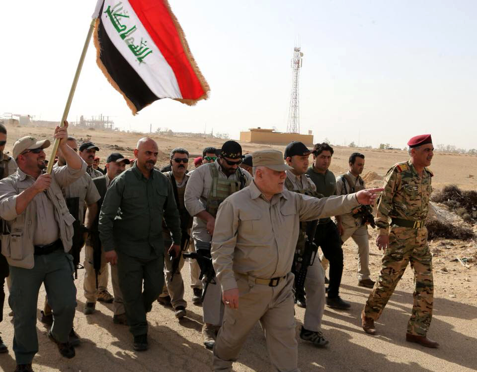 العبادي يرفع العلم العراقي في قضاء القائم وعلى منفذ حصيبة
