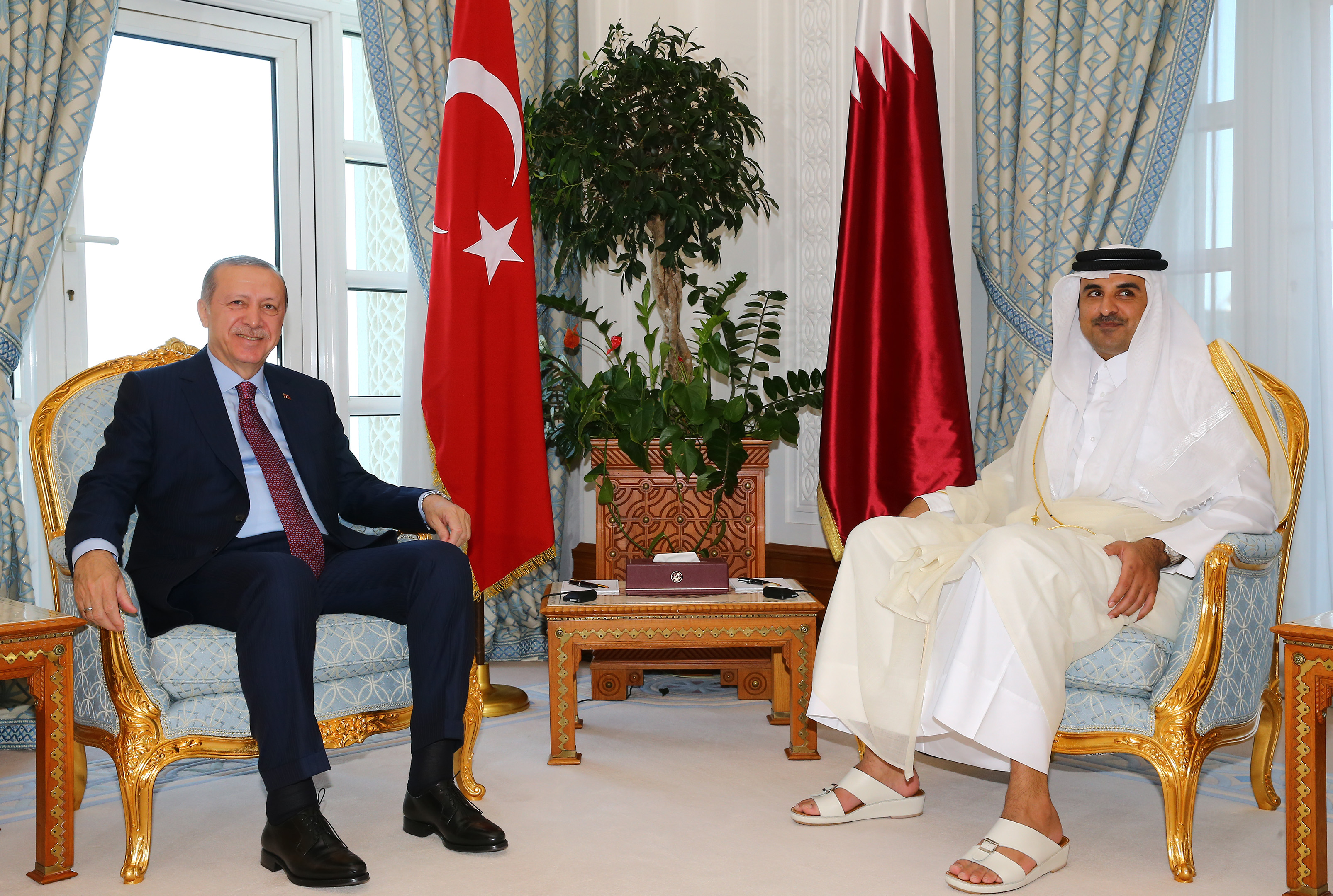 أمير قطر يستقبل الرئيس أردوغان بمراسم رسمية في الدوحة