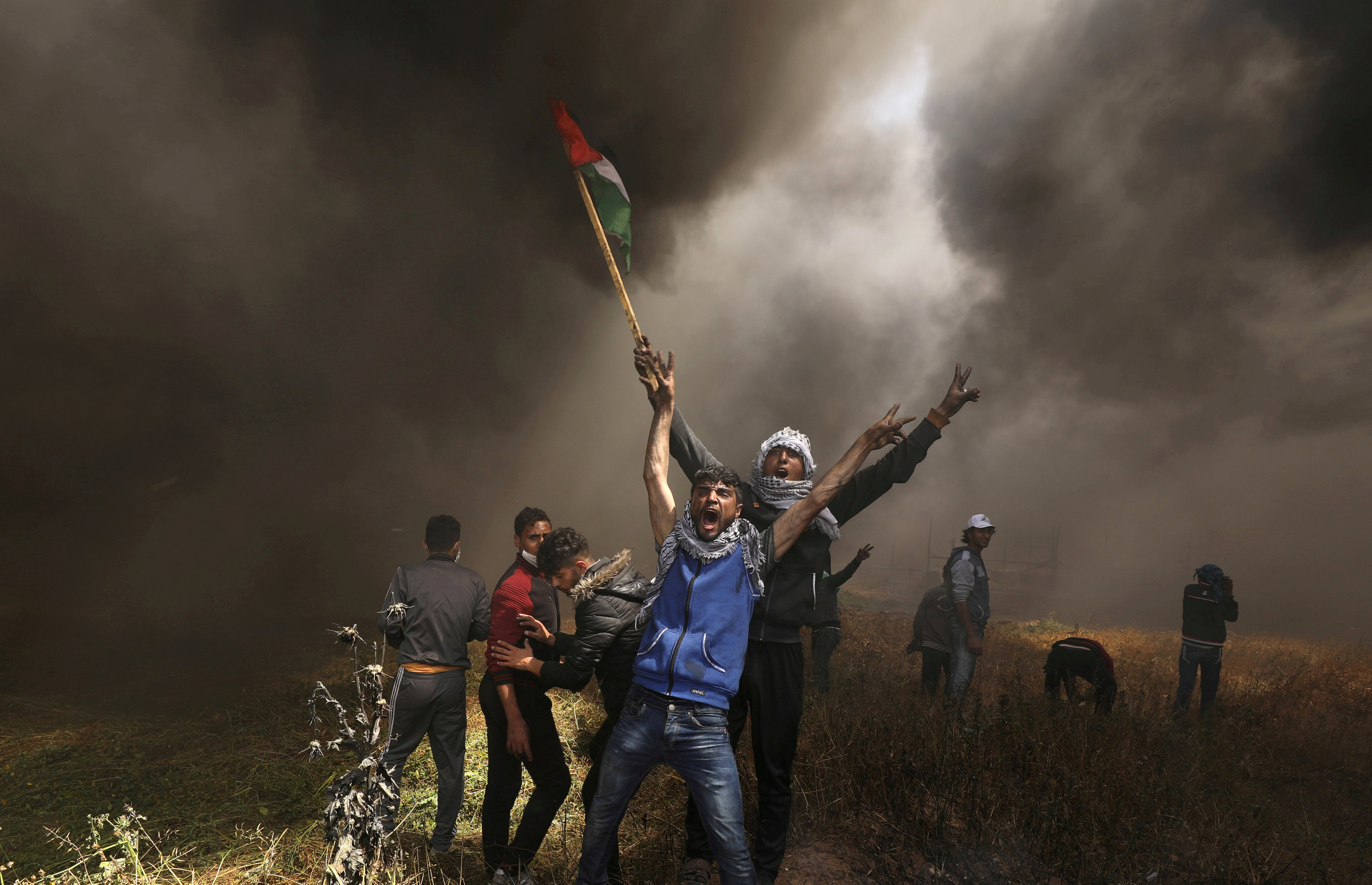 A picture and its story: Smoke clears and photographer captures momentÊof protest