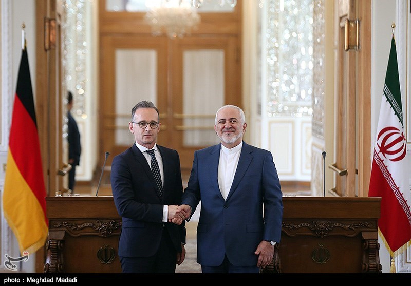 Iranian Foreign Minister Mohammad Javad Zarif shakes hands with his German counterpart Heiko Maas after the news conference in Teheran