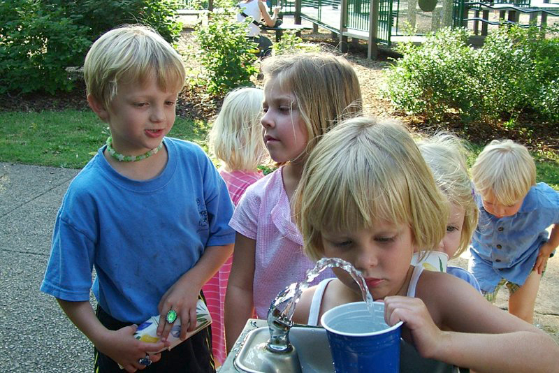 water-fountain-children-1395743