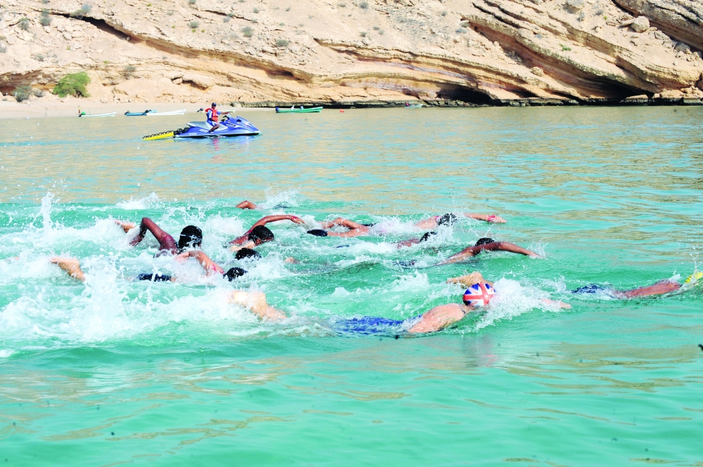 من منافسات بطولة عمان للسباحة الماضية