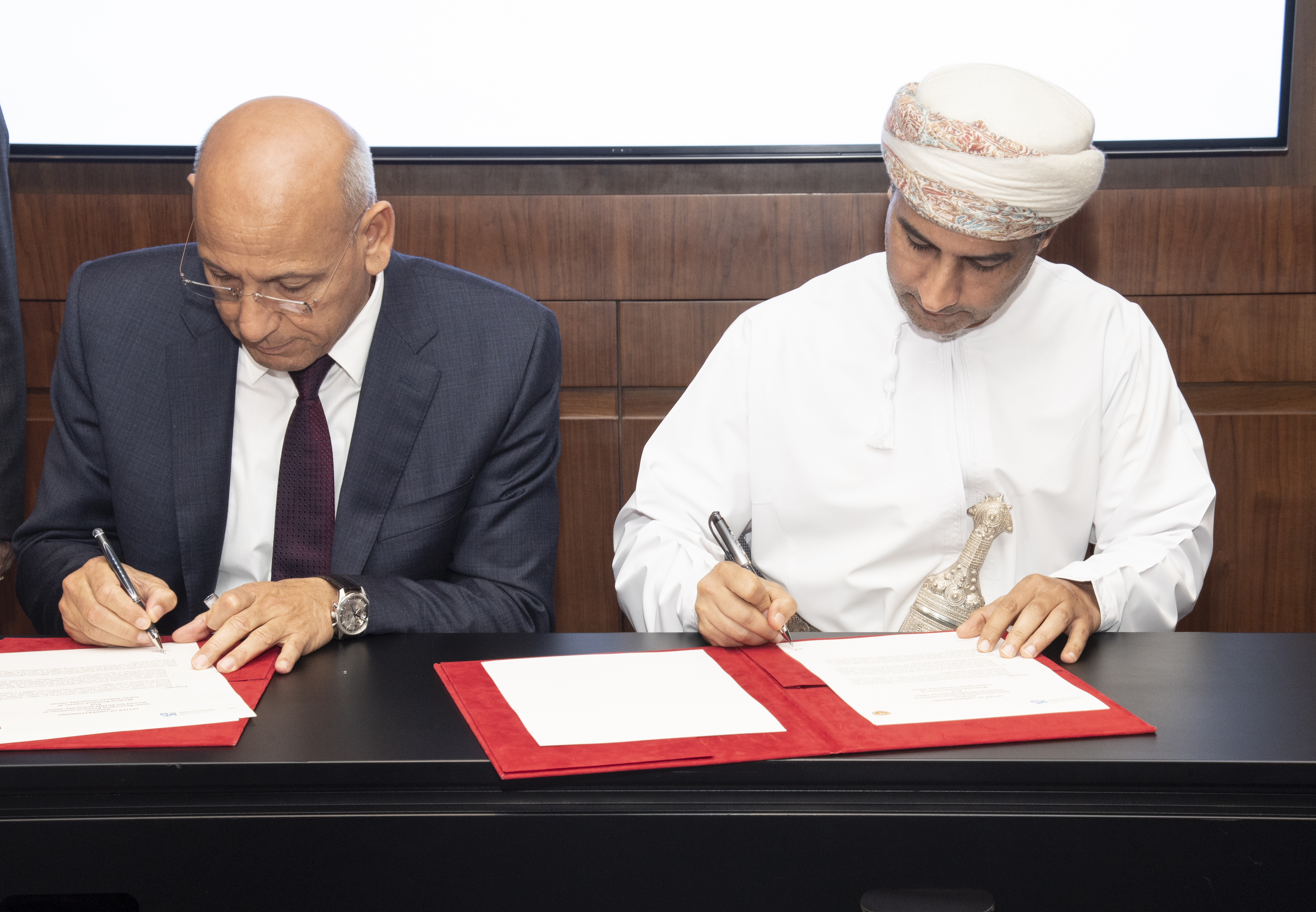 جامعة-السلطان-قابوس-توقع-رسالة-تفاهم-مع-جامعة-حمد-بن-خليفة