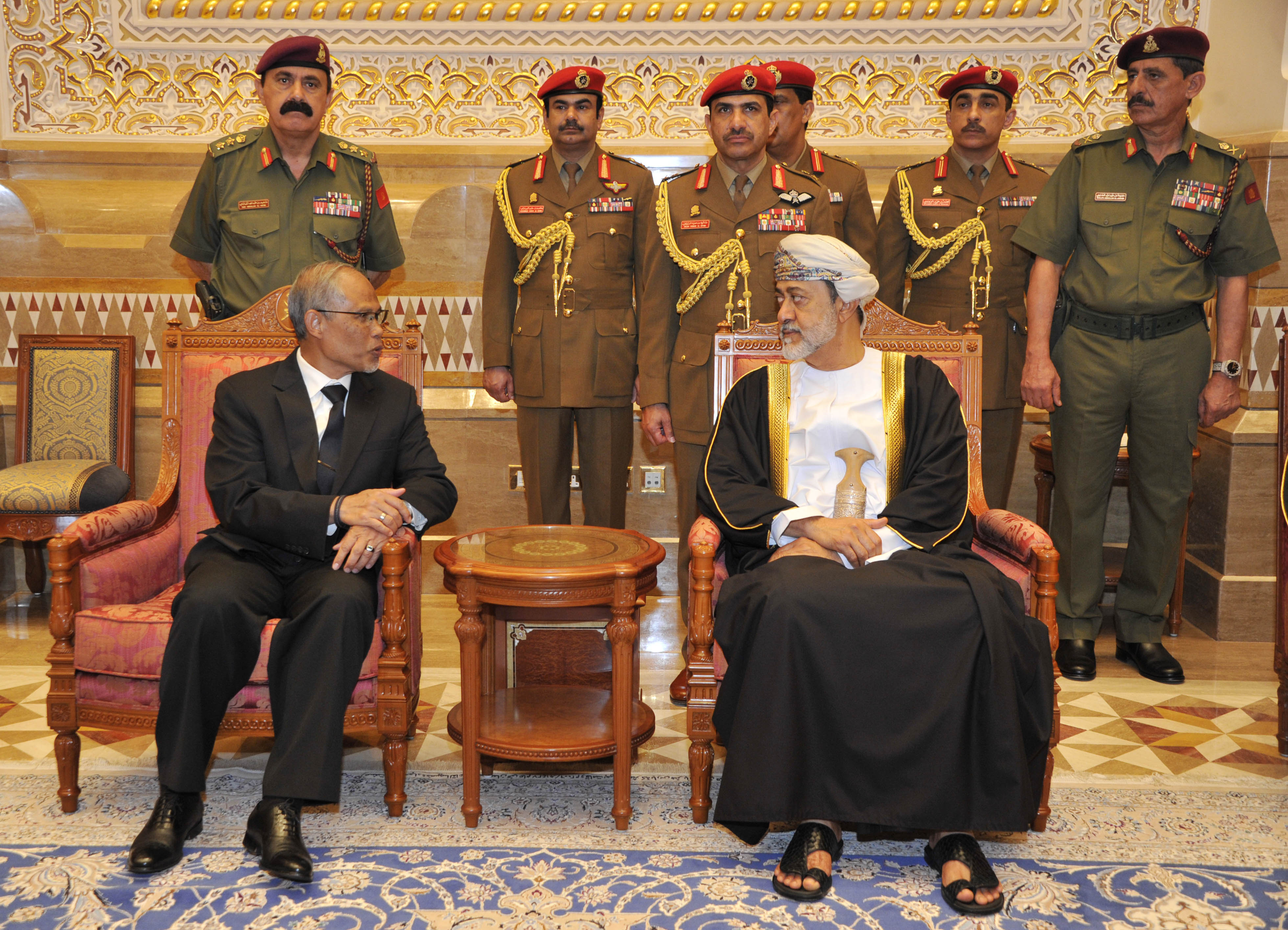 جلالة-السلطان-يستقبل-المبعوث-السنغافوري-١