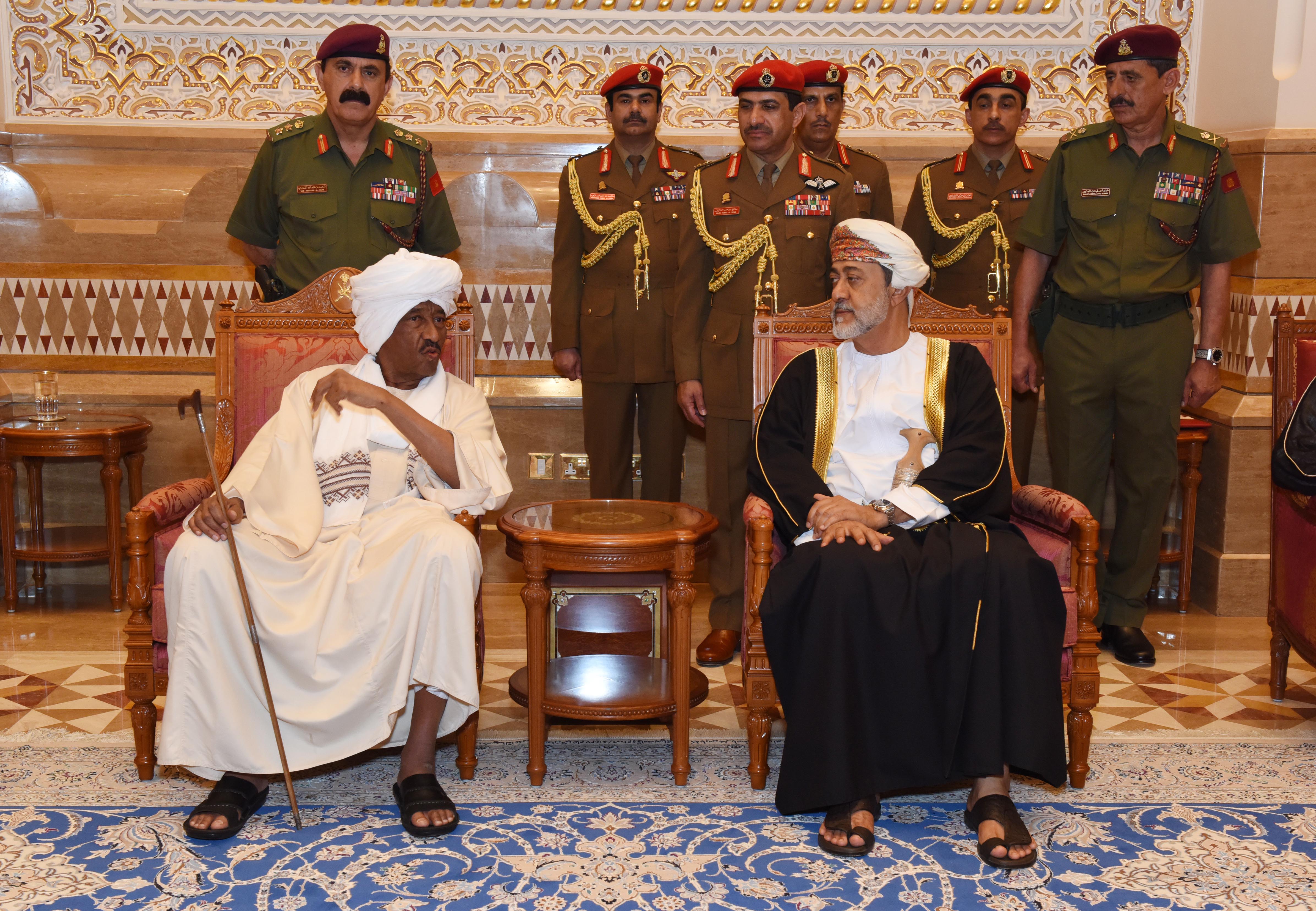 جلالة-السلطان-يستقبل-جموع-العزين...السوداني