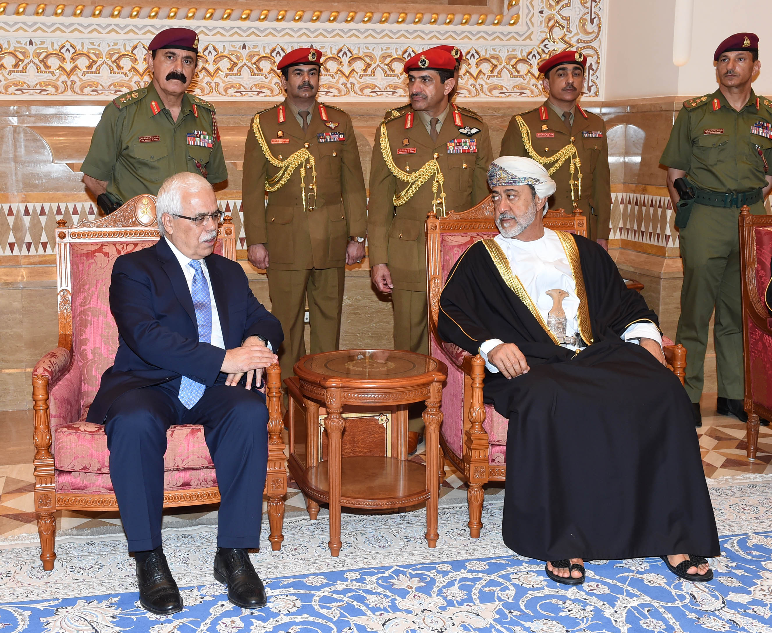 صاحب-الجلالة-المعظم-يستقبل-جموع-المعزين-...-مدير-عام-مركز-الابحاث-للتاريخ-والفنون-الاسلامية