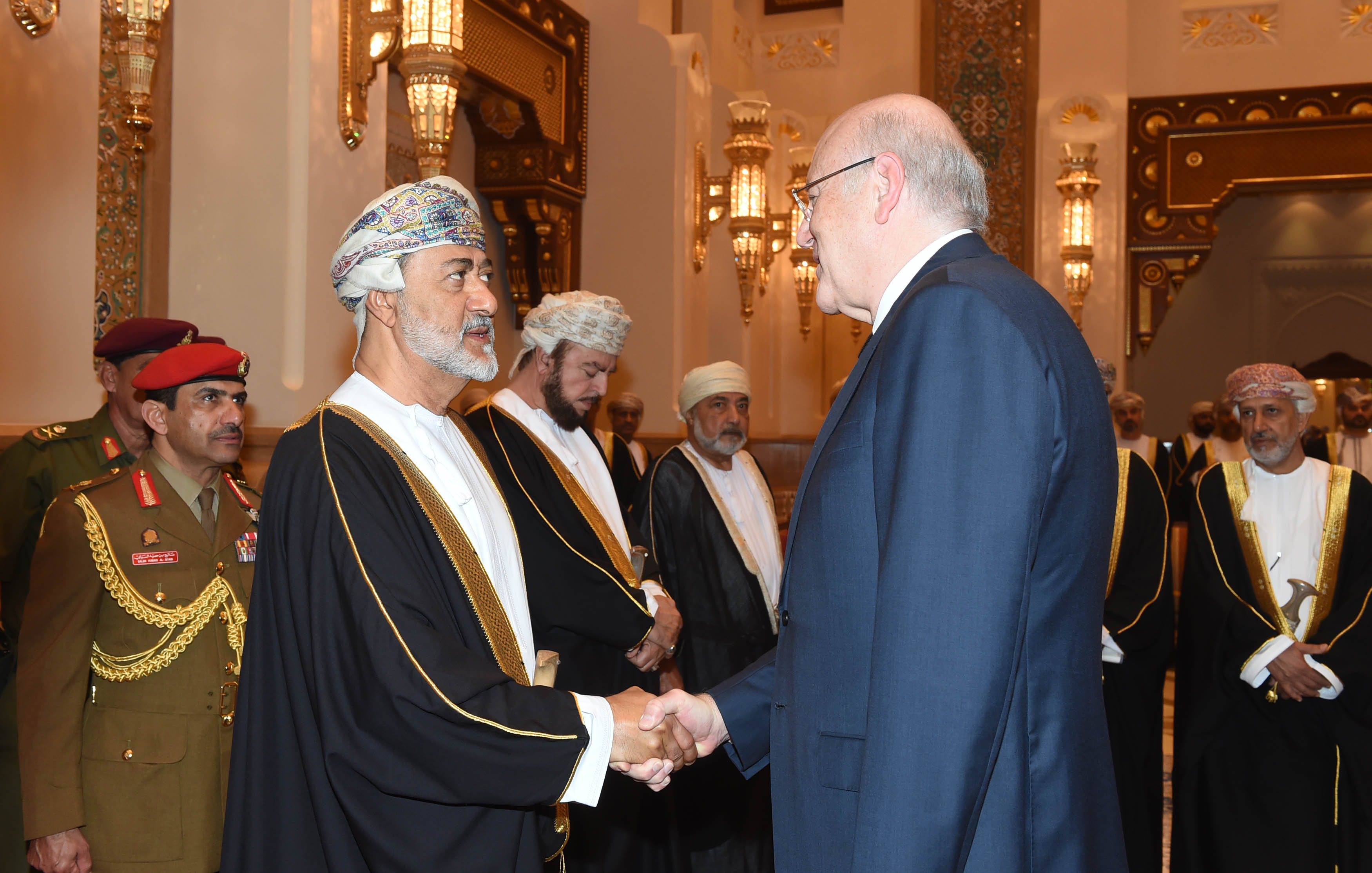 صاحب-الجلالة-المعظم-يستقبل-جموع-المعزين-.....-نجيب-ميقاتي