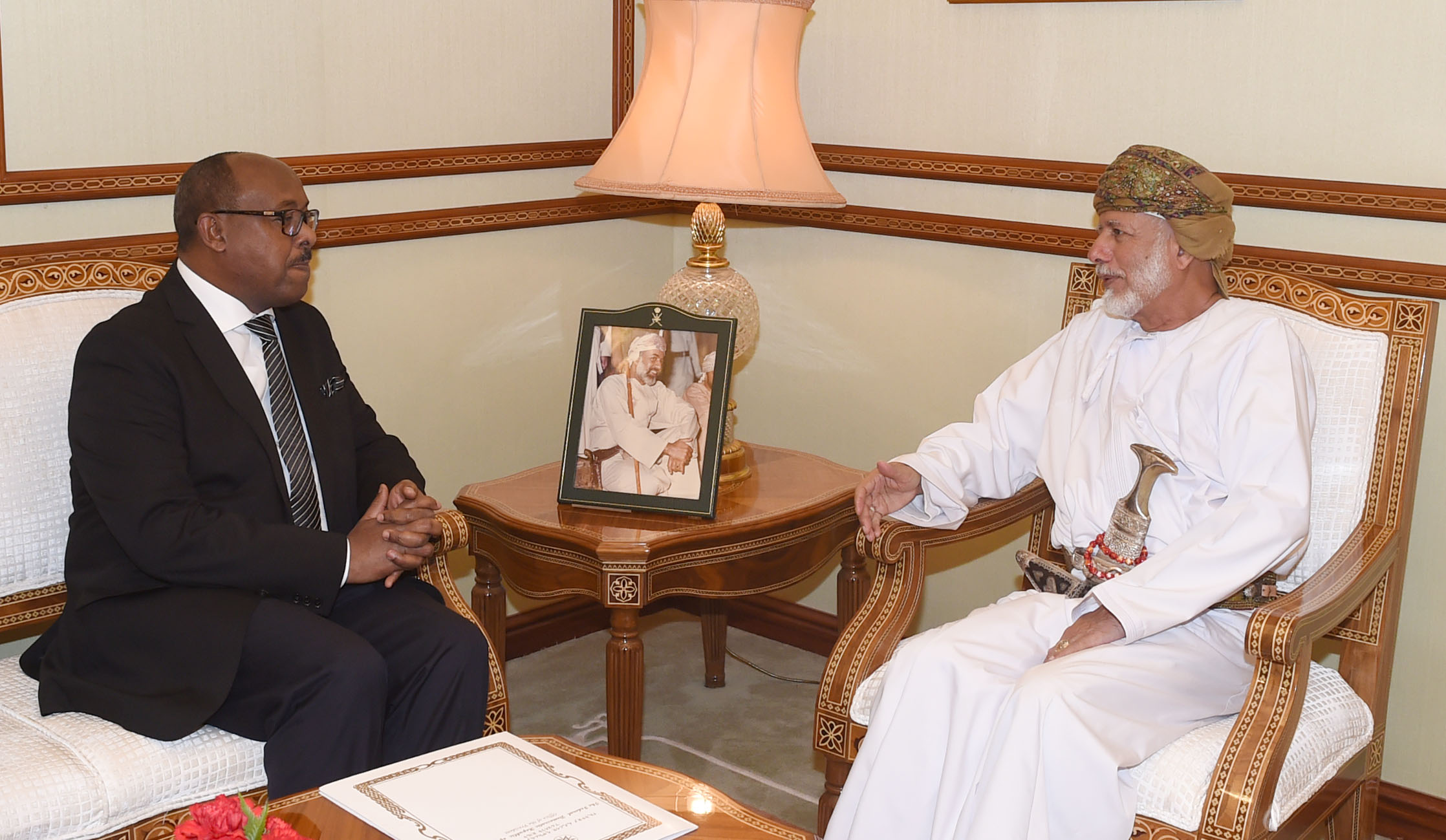 معالي-الوزير-المسؤول-عن-الشؤون-الخارجية-يستقبل-المبعوث-الخاص-لرئيس-وزراء-الاثيوبي-......-تصوير-العمانية-٣