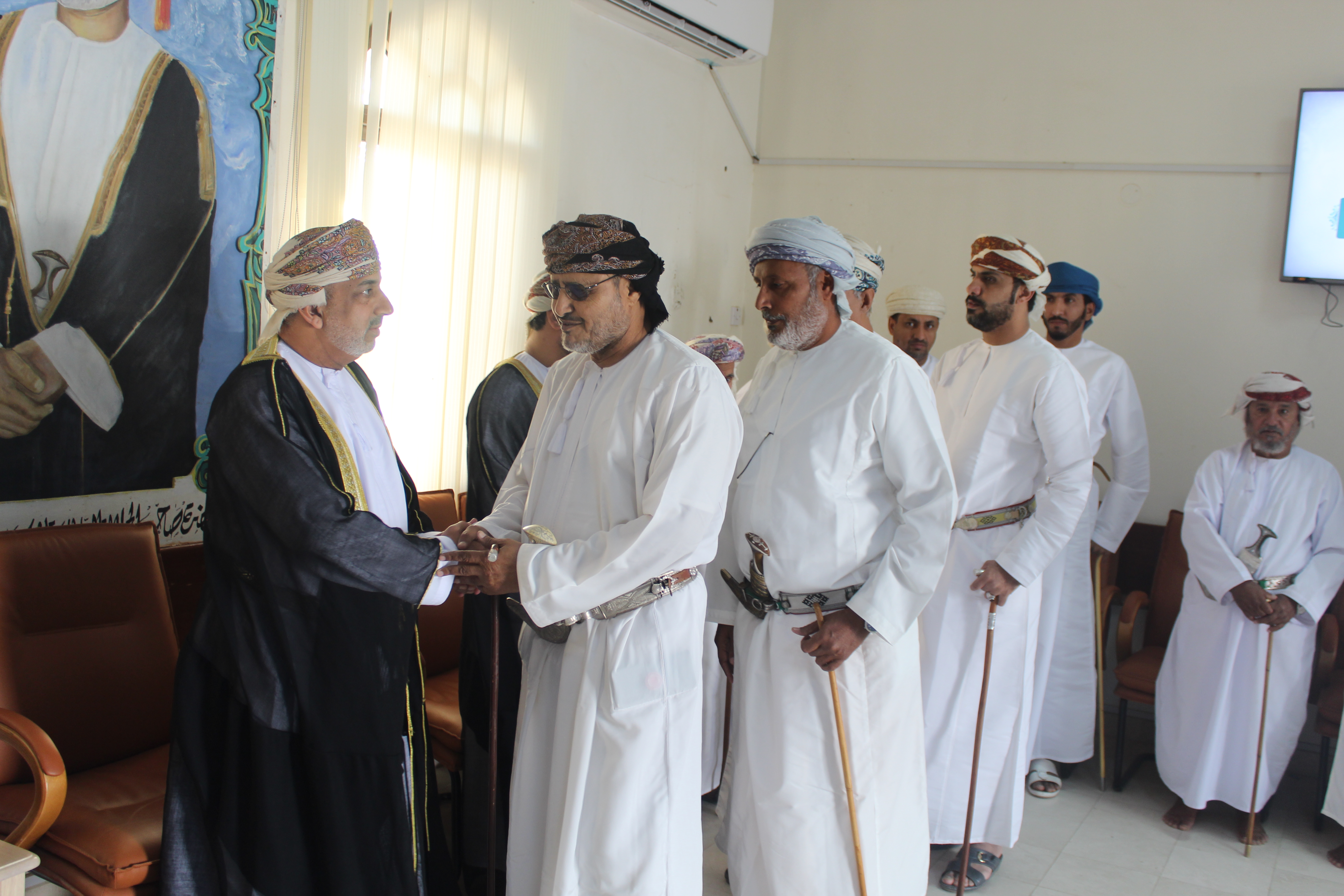 والي-ولاية-جعلان-بني-بو-علي-يستقبل-المعزين-في-وفاة-المغفور-له-بإذن-الله-تعالى-جلالة-السلطان-قابوس