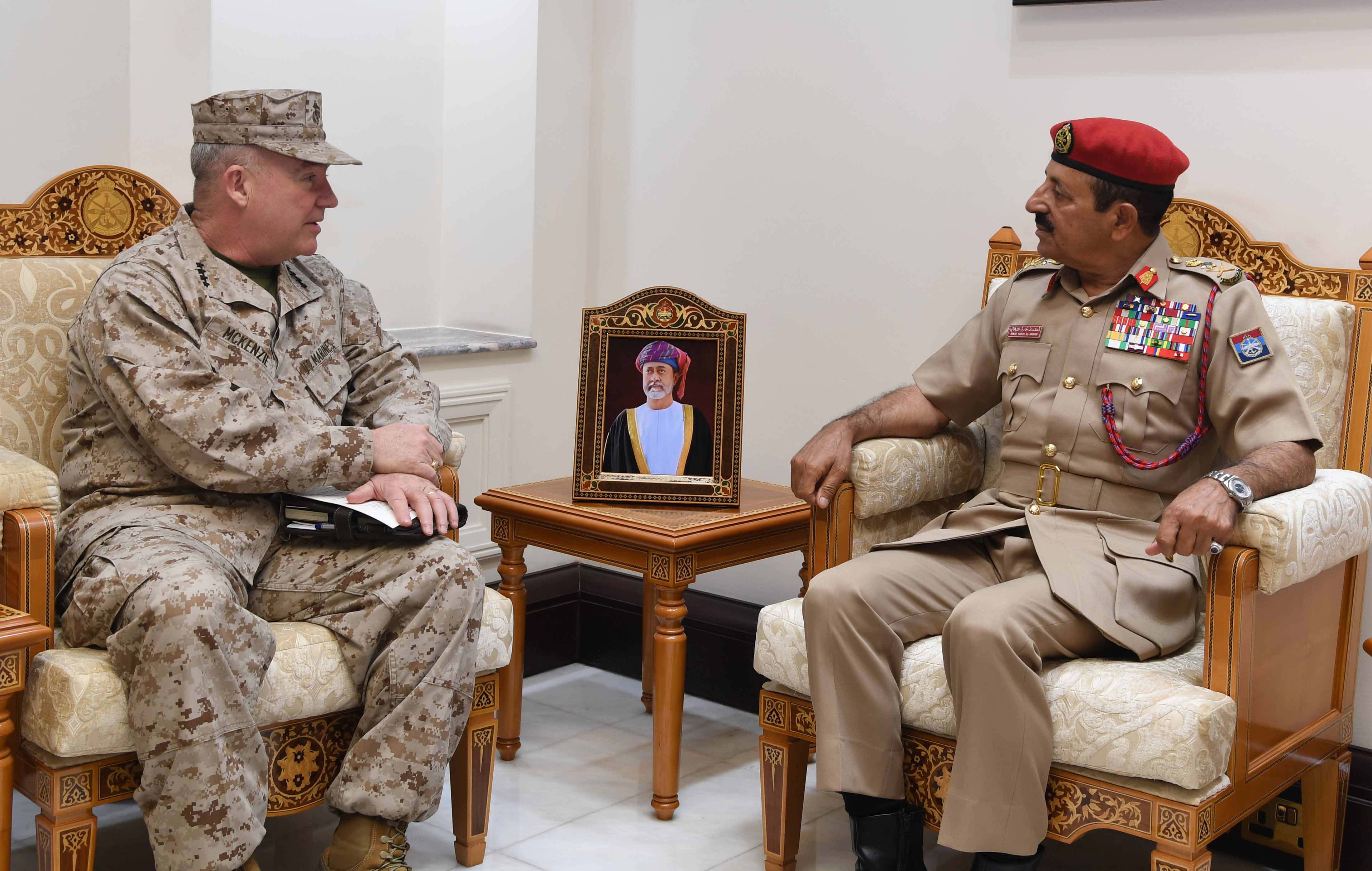 رئيس-أركان-قوات-السلطان-المسلحة-يستقبل-قائد-القيادة-الوسطى-الأمريكية