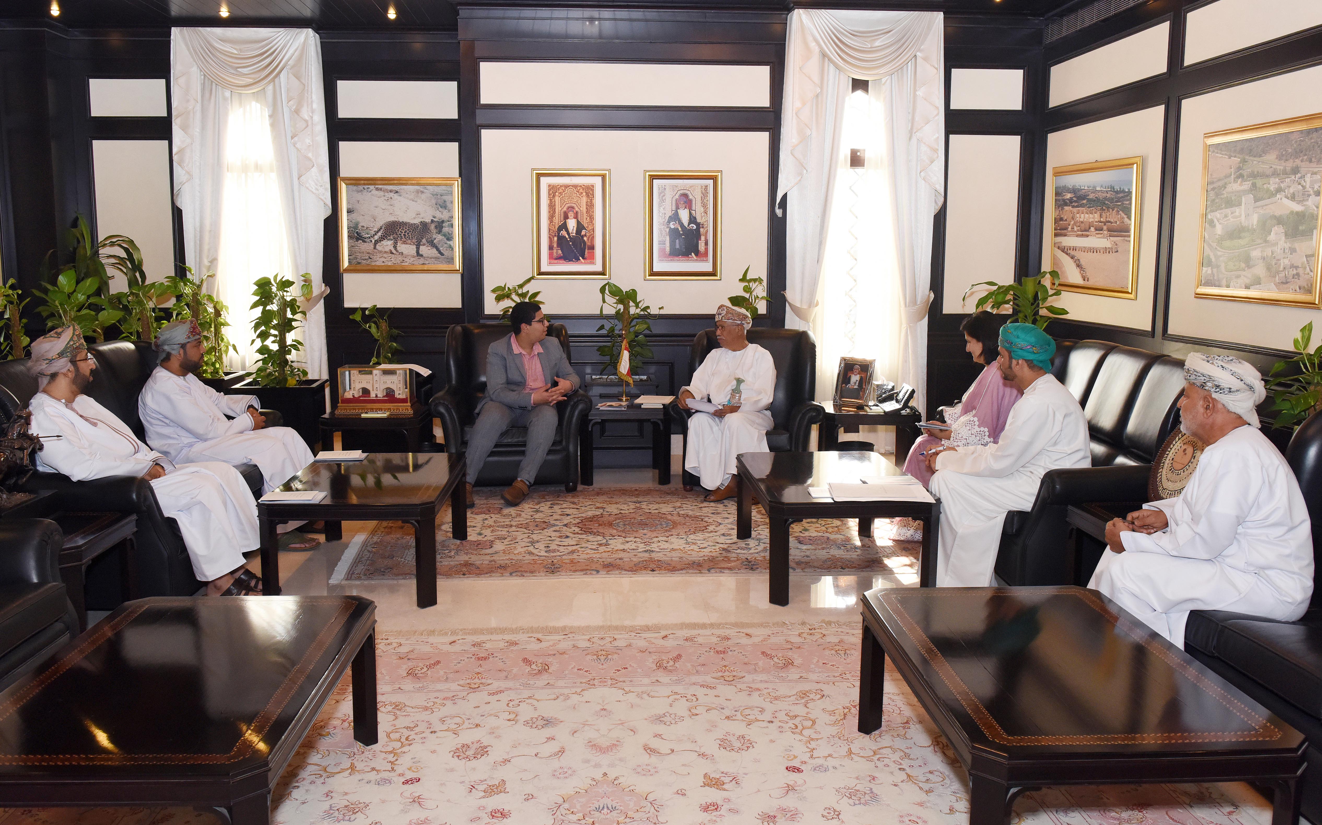 مستشار-جلالة-السلطان-للشؤون-الثقافية-يستقبل-ممثل-الشباب-الفرانكفوني-في-العالم٣