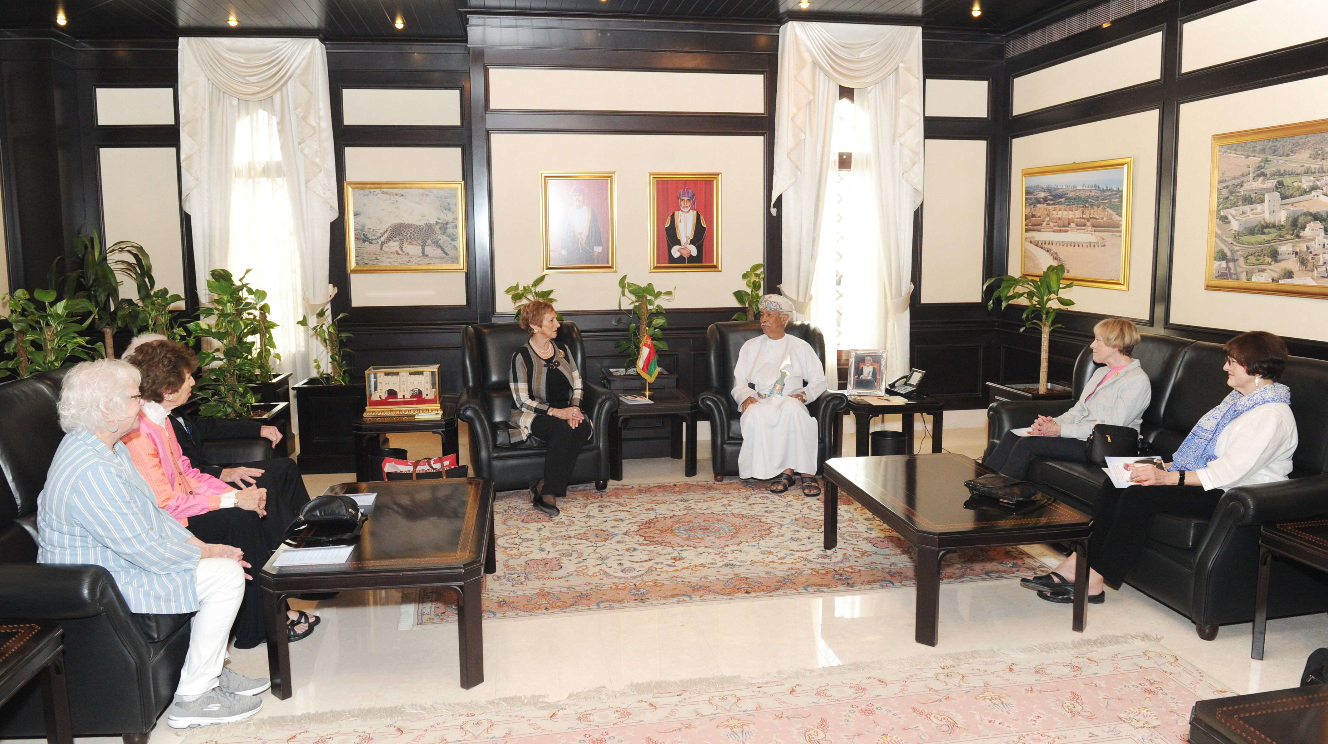 مستشار-جلالة-السلطان-للشؤون-الثقافية-يستقبل-وفد-مبنى-المجلس-الوطني-للعلاقات-العربية-الأمريكية