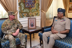 300300p463EDNthumbimg-قائد-سلاح-الجو-السلطاني-العماني-يستقبل-نائب-قائد-القيادة-الوسطى-الأمريكية-يي