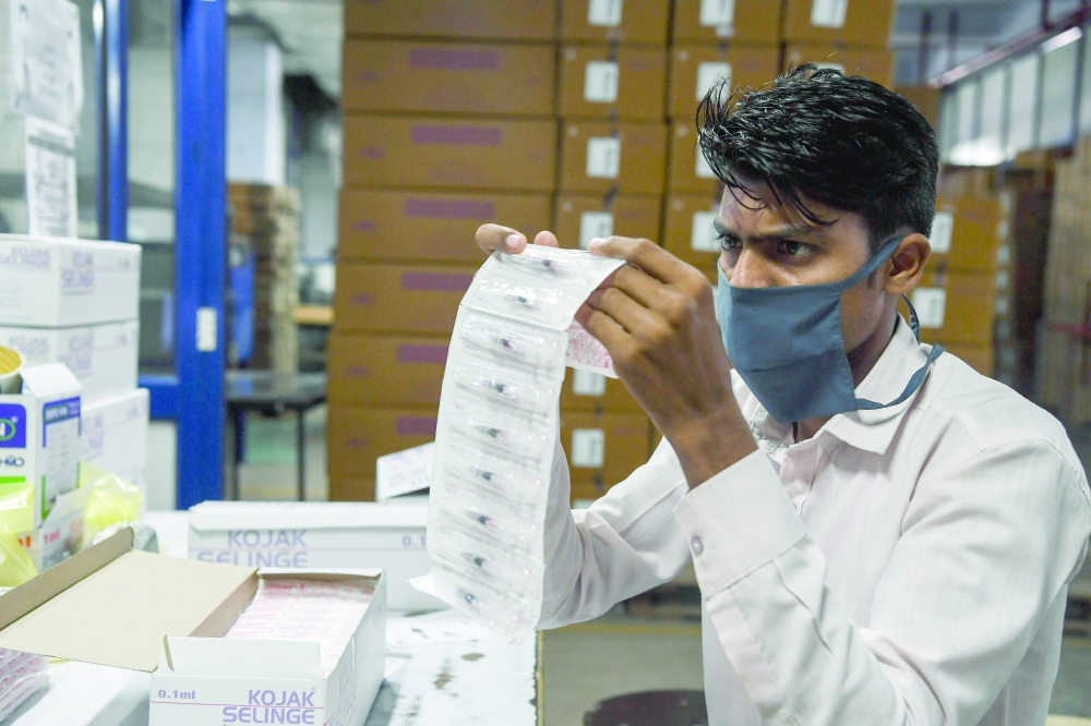 INDIA-HEALTH-VIRUS-SYRINGE