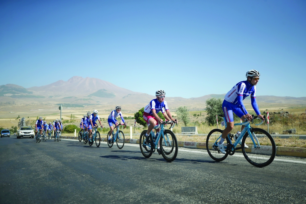 أعرب رياضيون أجانب عن إعجابهم الكب