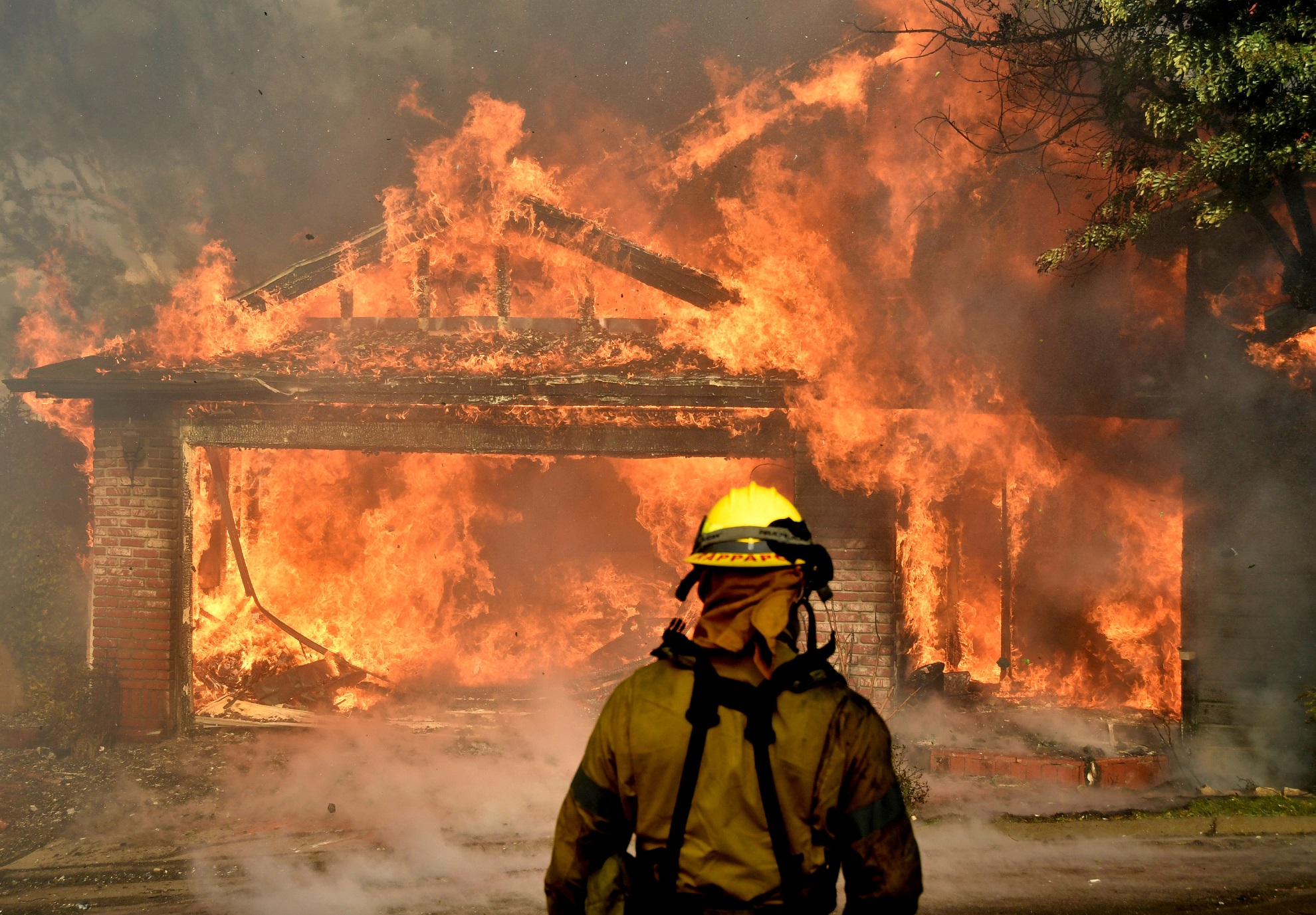 حريق غابات يدمر مئات المنازل ويجبر الآلاف على النزوح في كاليفورنيا