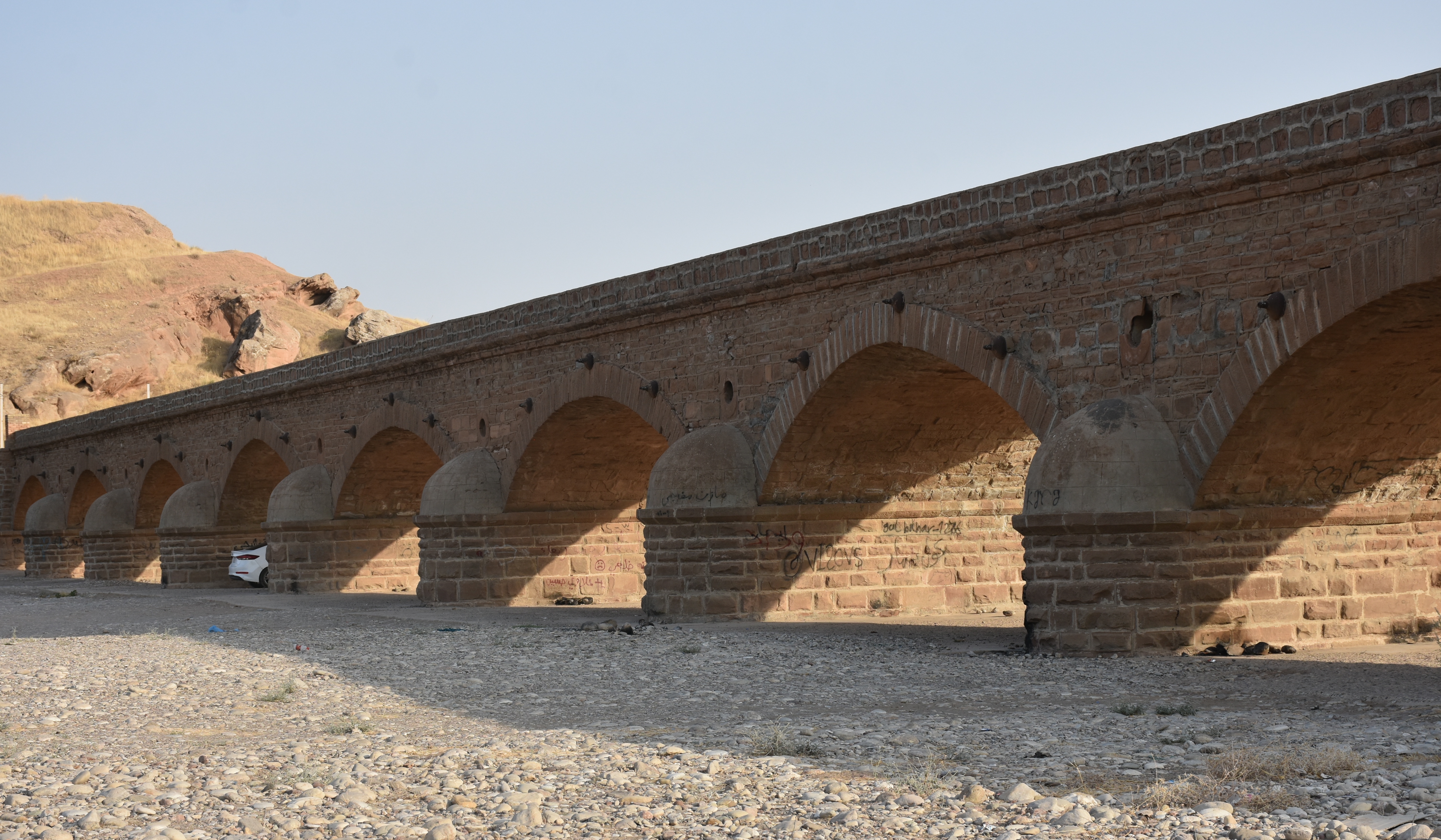 رغم مرور 137 عاماً على تشييده، لا يزال جسر داقوق العثماني في محافظة كركوك العراقية، صامداً كمعلم أثري تاريخي. الجسر الذي كان يصل سابقاً بين كركوك وبغداد، يعد الآن مقصد سكان المنطقة في مواسم الربيع، للتنزه. ( Ali Makram Ghareeb - وكالة الأناضول )