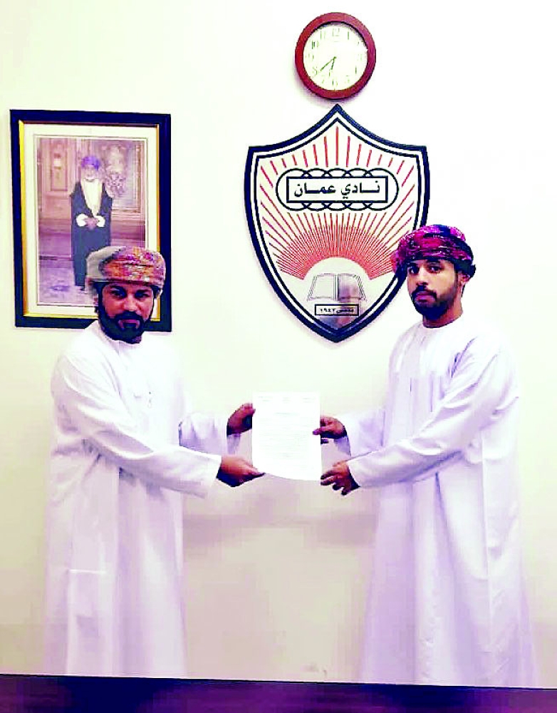 رئيس النادي مع المدرب علي الخنبشي