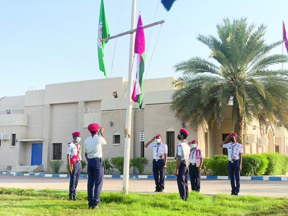 رفع علم السلطنة وترديد النشيد الوطني