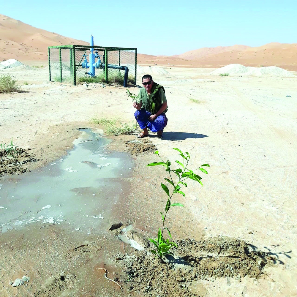 محمد هبيس يغرس الشتلات