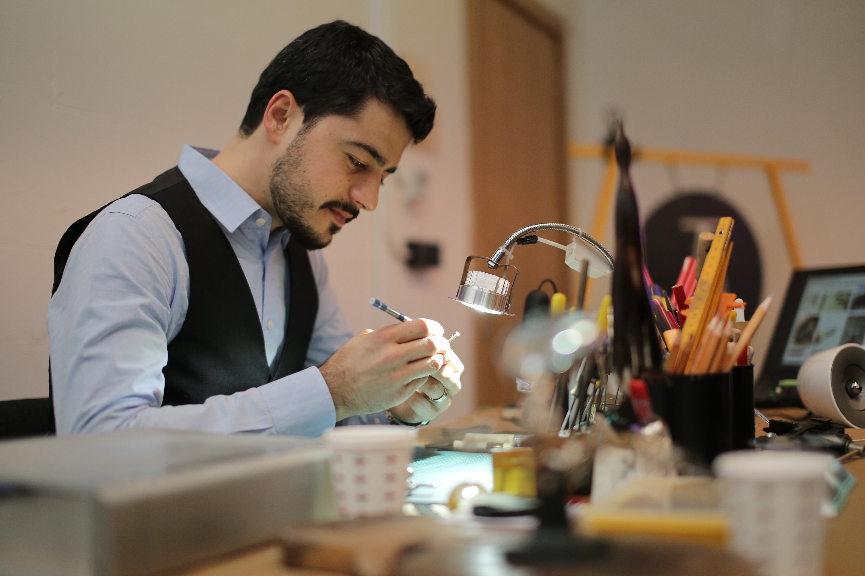 يتطلع للعالمية.. فنان تركي يبدع بالنحت على أقلام الرصاص