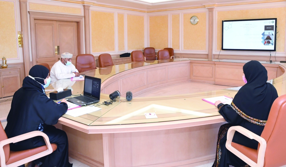 د.أمل المعنية تراست الاجتماع