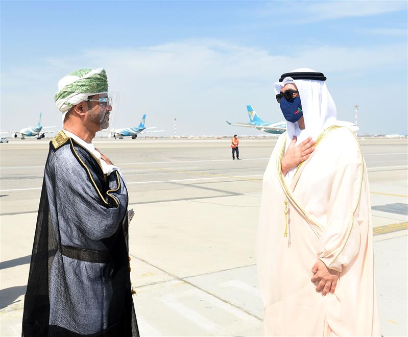 سمو-الشيخ-وزير-الخارجية-والتعاون-الدولي-لدولة-الامارات-العربية-المتحدة-يصل-السلطنة-....-تصوير-العمانية-٤