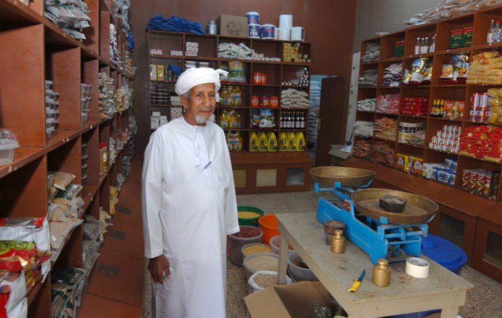 خلفان-العيسري-يمارس-التجارة-منذ-أكثر-من-60-عاما