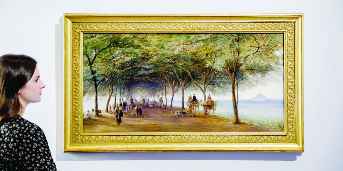 فتاة تتأمل في لوحة فنية في أحد المتاحف