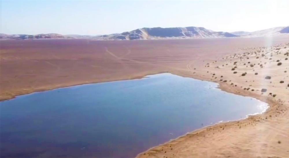 الابار-الارتوازيه-تشكل-بحيرات-بين-الكثبان-الرمليه-بنيابه-المشاش-4